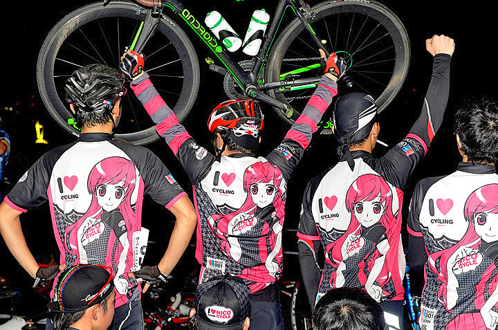 ニコ生自転車部のジャージは美女軍団