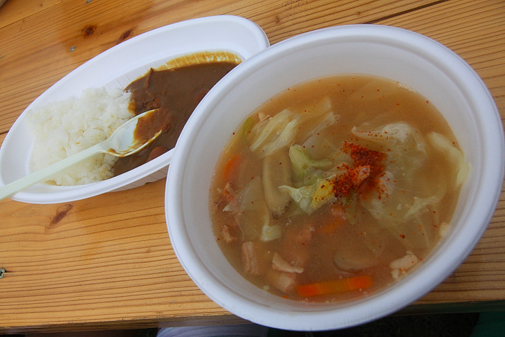 昼食ポイントで出る豚汁とカレー