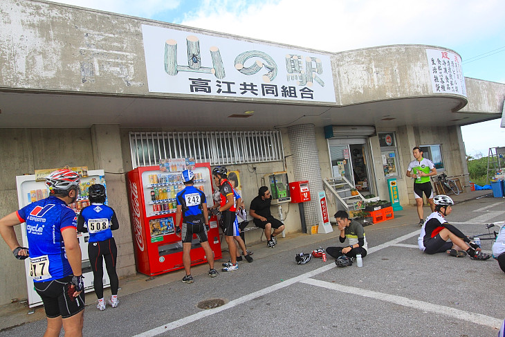 高江共同売店「山の駅」で休憩