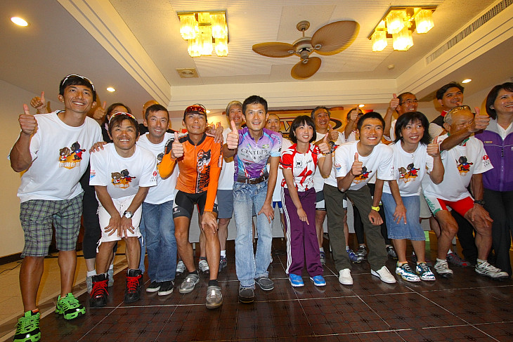 「謝謝（ありがとう）台湾」のTシャツをお揃いで着た日本選手団と台湾の有力選手