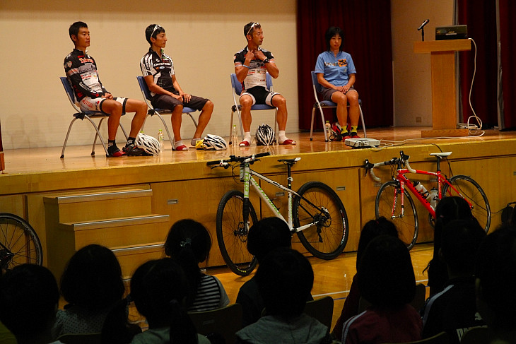 台中の小学校を訪れた日本選手団が講演会を開いた