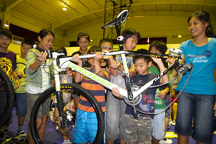 子供たちはスポーツバイクに興味津々だ