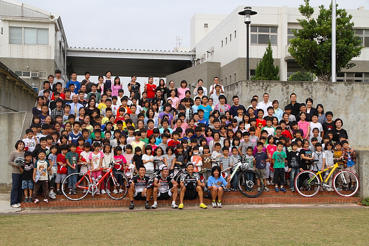 台中日本人学校の子供たちと