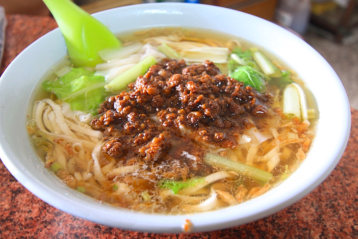 台湾でポピュラーな牛肉麺　どこで食べても美味しいです