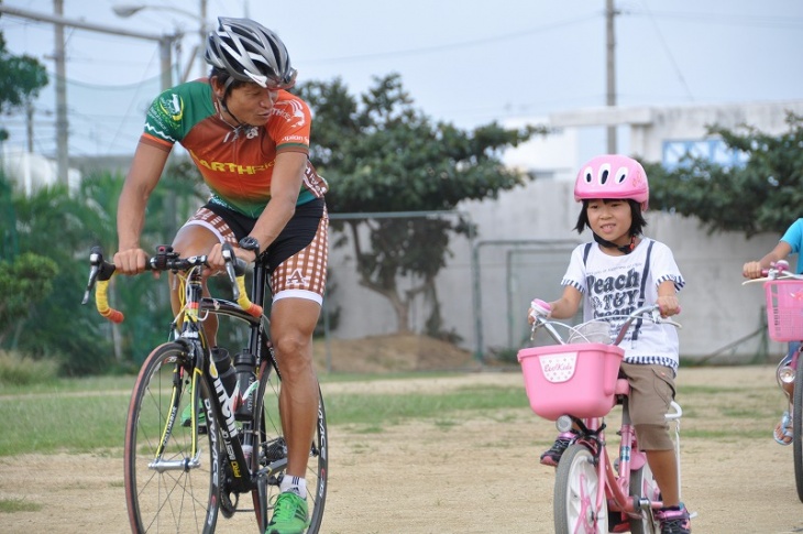 小学校の校庭で行われた「サイクルキッズ」