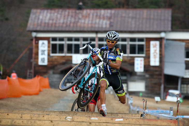 エリート男子　シケインをクリアする竹之内悠（Team Eurasia-Fondriest bikes）