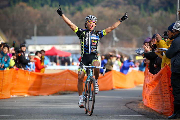 エリート男子　先頭でゴールに飛び込む竹之内悠（Team Eurasia-Fondriest bikes）