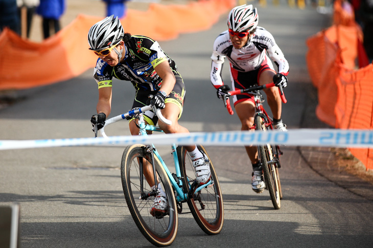 エリート男子 舗装路の登りでアタックを仕掛ける竹之内悠(Team Eurasia-Fondriest bikes)と辻浦圭一(チームブリヂストン・アンカー)