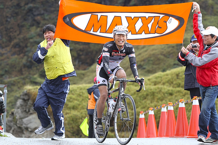 2位のゴールに飛び込む才田直人(ボンシャンス飯田)