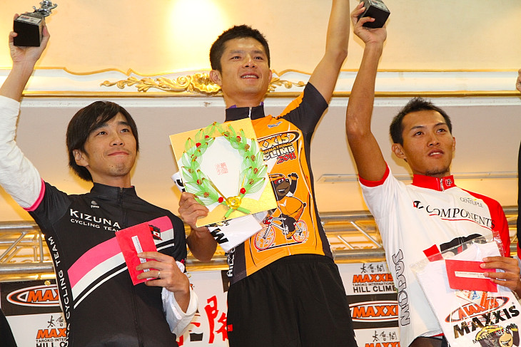 優勝した范永奕（台湾）　左は3位でゴールの矢部周作（KIZUNA Cycling Team）