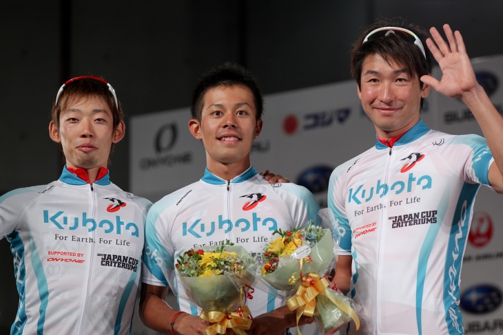 2011年のジャパンカップクリテリウムでスプリント賞を獲得した吉田（写真中央）