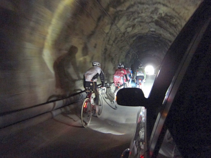 コースに何カ所かある暗いトンネルもサポートカーがライトアップ