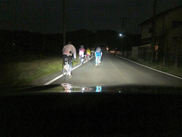 街灯もまばらな道をサポートカーのライトアップを助けに進んで行く山岳組のメンバー