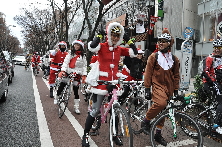 表参道ヒルズの前で記念にパチリ
