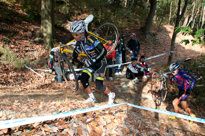 C1　3周目、変わらず先頭で競う竹之内悠（Team Eurasia-Fondriest Bikes）と沢田時（ENDLESS/ProRide）