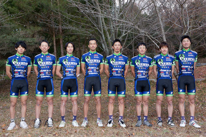 2012年のチームメンバー、左から前園、中西、日置、岡崎、辻、大塚、河賀、澤田