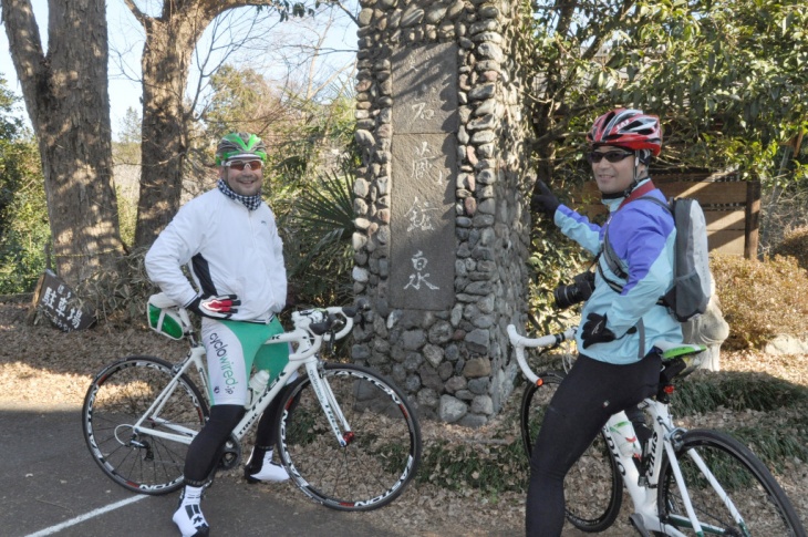 コースの途中にある岩蔵温泉。まだまだ東京都です