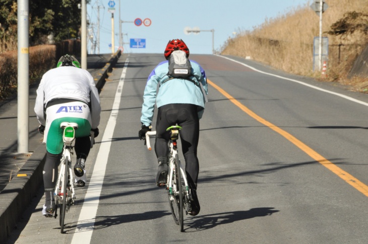 やっと３番目の峠頂上が見えてきた。