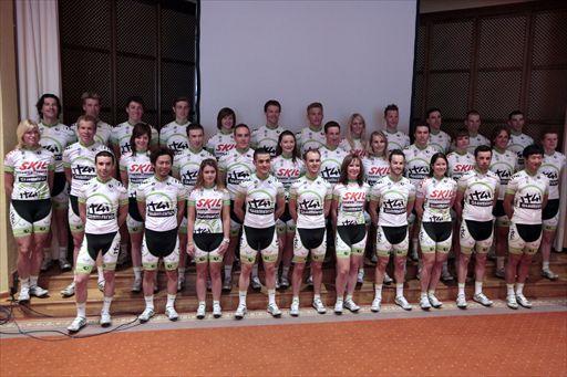 プレゼンテーションに姿を表したプロジェクト1t4iのメンバー 女子選手のジャージにはSkilのロゴも