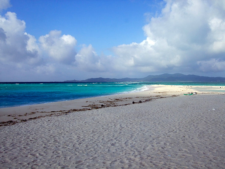 久米島の東側に浮かぶ長さ約7kmの砂州、ハテの浜。奥に見えるのが久米島