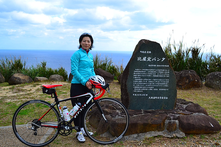 比屋定バンタ バンタとは「崖」の意味 崖の上に展望台があり、そこからはハテの浜や、粟国島、渡嘉敷島、慶良間諸島が見えます