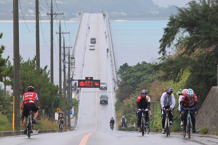 大会一番の見どころである古宇利大橋