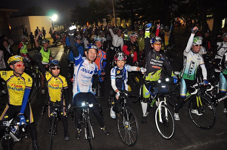 朝7時、いよいよ美ら島オキナワCentury Runのスタートだ!