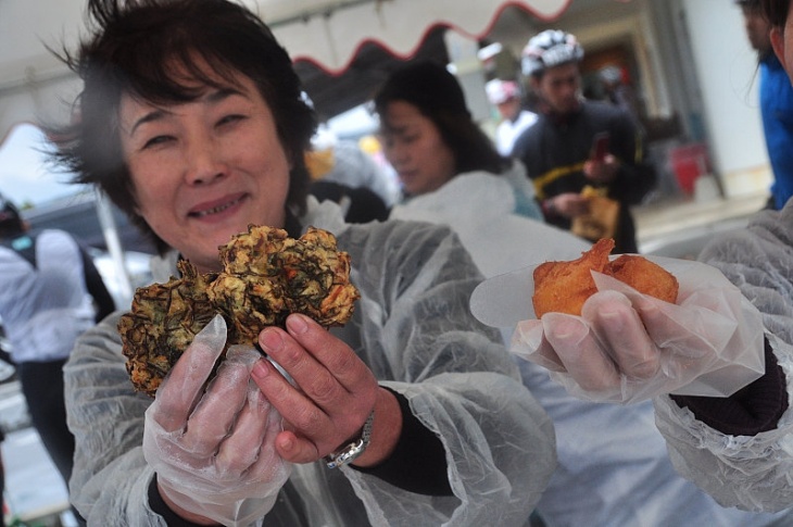 美味しいもずく天ぷらとサーターアンダギー ご馳走さまです