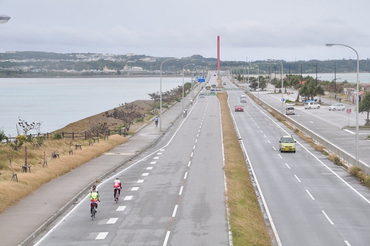 左右に遠浅の海が広がる海中道路 爽快感は最高だ!