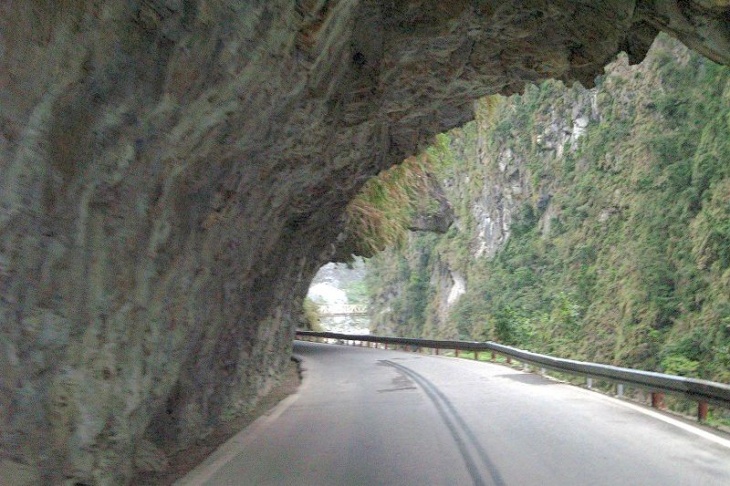 絶壁がくり抜かれた道路。目の前に崖が迫ります。