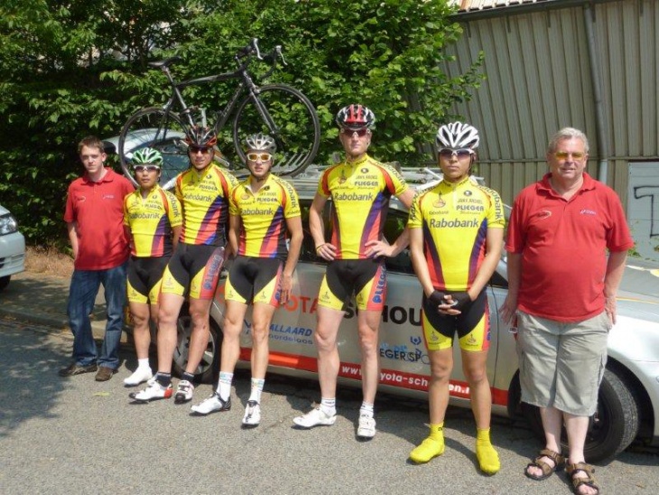 オランダでのチームメイトたち。クラシックレース前の集合写真(左端が涌本正樹)