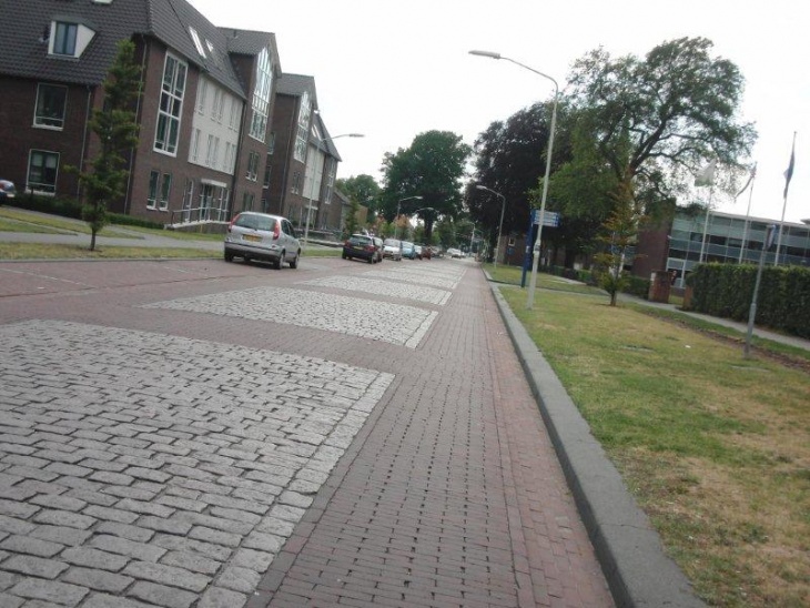 オランダではこんな道が実際に自転車レースで使用されるのだ…