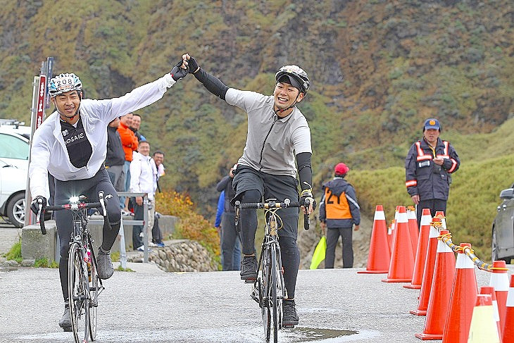 最後の坂で意気投合した地元選手と共にゴール!!