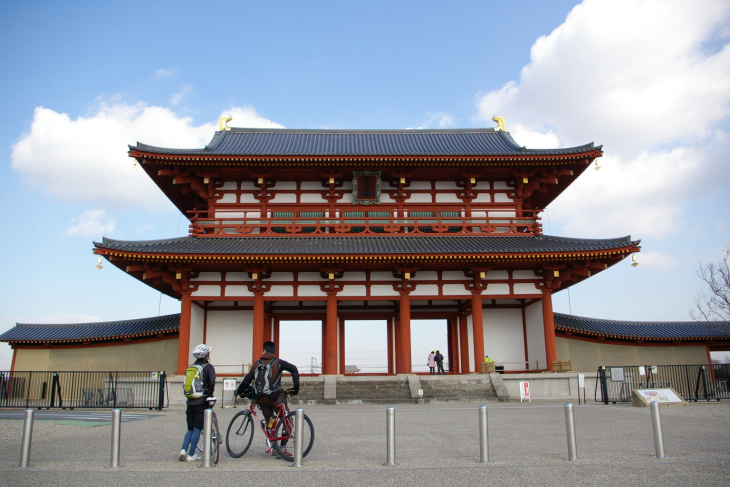 再建された平城宮跡に立ち寄ることも可能だ