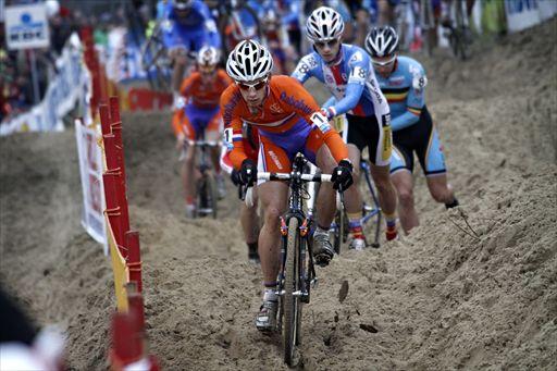混乱する集団から飛び出すラルス・ファンデルハール(オランダ)