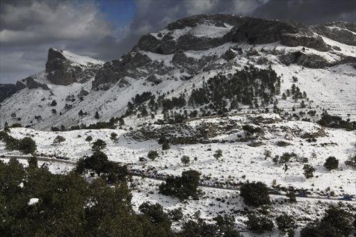 トロフェオ・デイア　雪の残る山岳地帯を進む