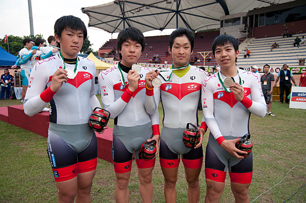 男子ジュニア4km団体追抜競走で2位の日本（高士　拓也・鈴木　康平・伊藤　和輝・小林　泰正）