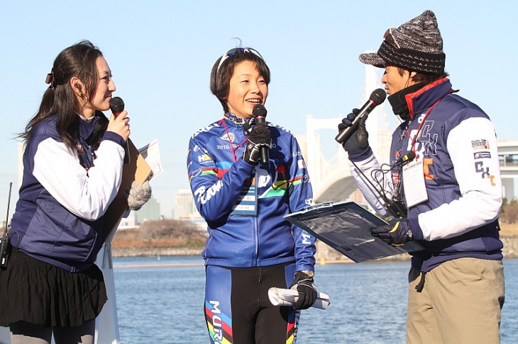 MCを務めた白戸太郎さん、美咲悠さんとゲストの荻島美香選手