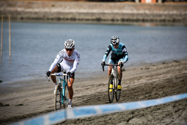 先行する竹之内悠 (Team Eurasia-Fondriest bikes)を捉えて離さないベン・ベルデン(ベルギー、Ops Ale-Stoemper)