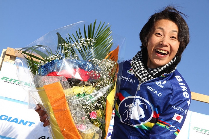 世界チャンピオンの荻島美香さんにはアルカンシェル色の花束が贈呈された