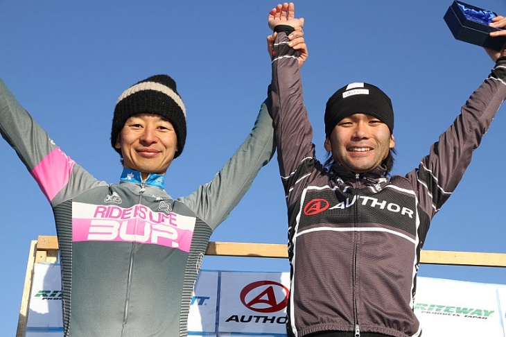 GPミストラル2011-2012シーズン総合表彰台　チャンピオンに輝いたのは池本真也（和光機器-AUTHOR）2位に合田正之（cycleclub 3UP）