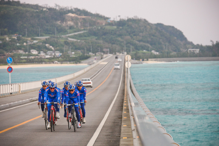 青い海を駆け抜ける真っ青なジャージ