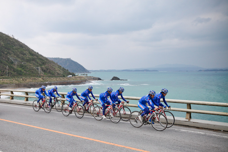 青い海を駆け抜ける真っ青なジャージ