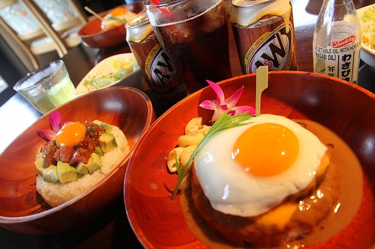 ロコモコとアヒポキ丼 どっちも美味しそうでしょ!