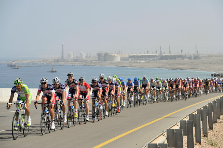 レース前半は海沿いの平坦路が続く