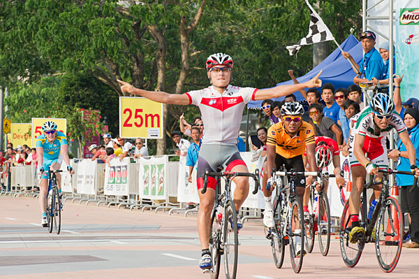 個人ロードレース U23でゴールスプリントを制し優勝した木下智裕(神奈川・EQADS/BLAGNAC)