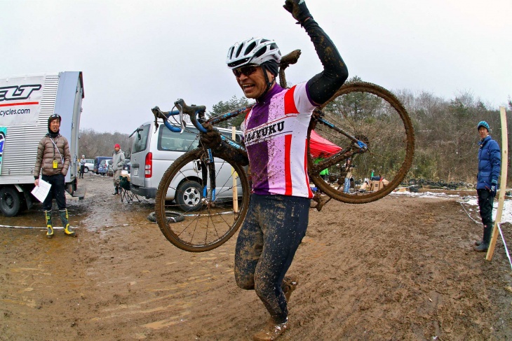 C2優勝の岩崎恭二選手(佐多塾)はバイクを担いだままゴール