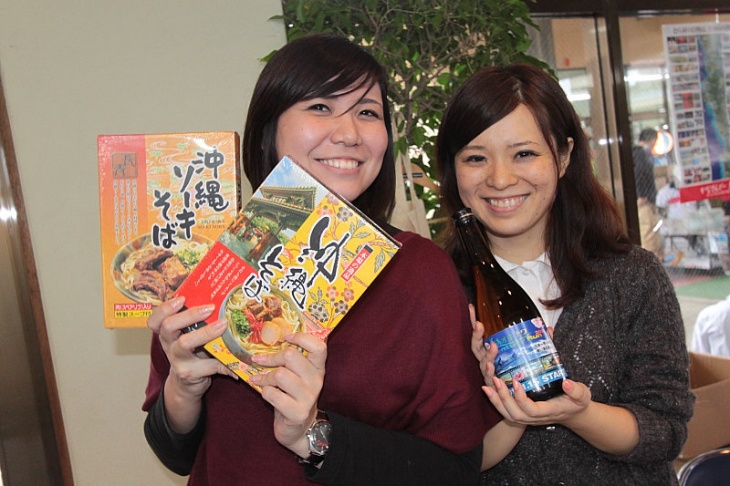 お土産にそばと特製ラベルの泡盛はいかが?