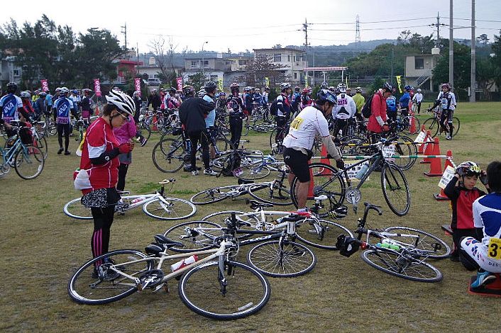 約200人ほどがスタートラインに集まりました