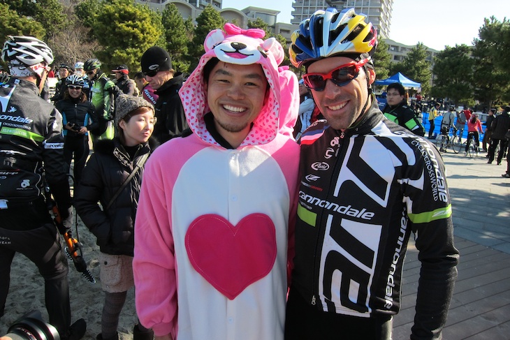アメリカのレースでの戦友、池田祐樹さん(こんなカッコですが)と
